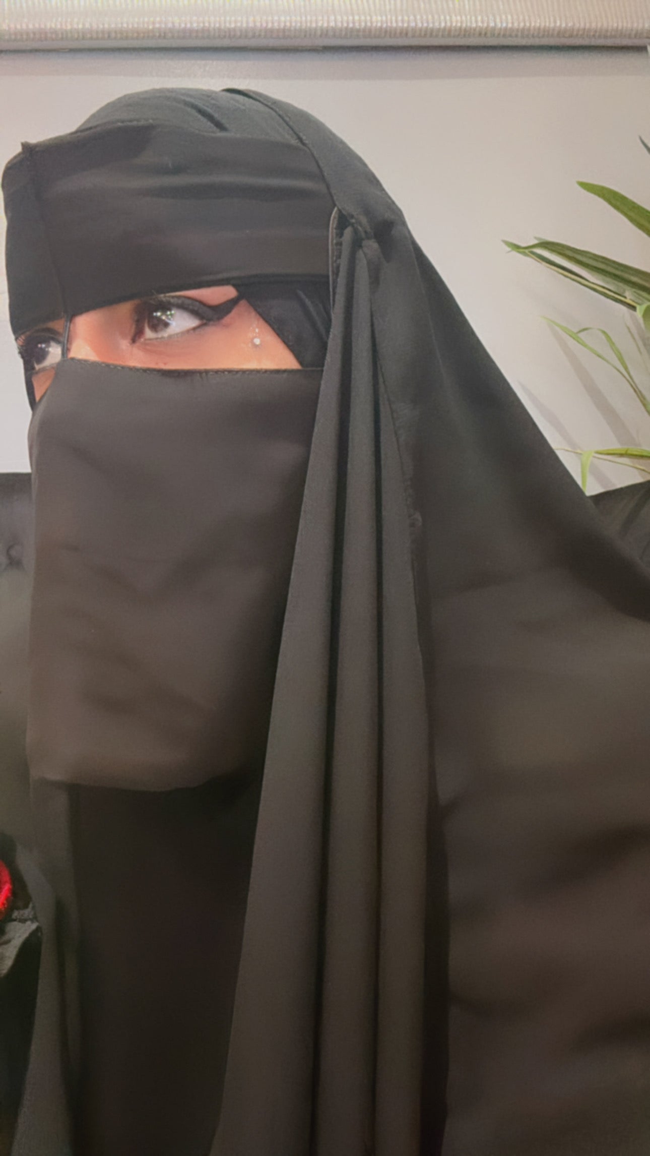 Middle string niqab