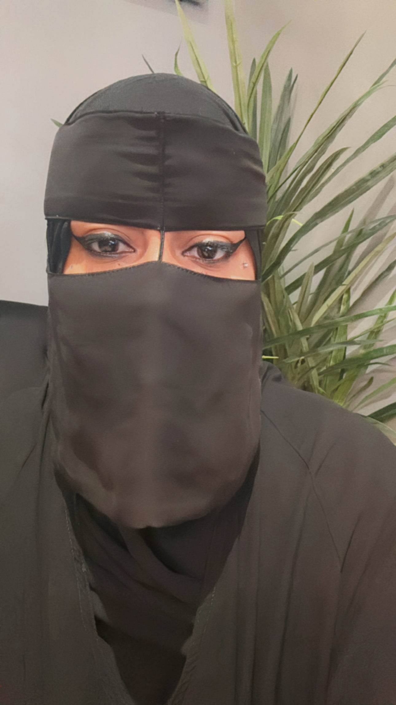 Middle string niqab